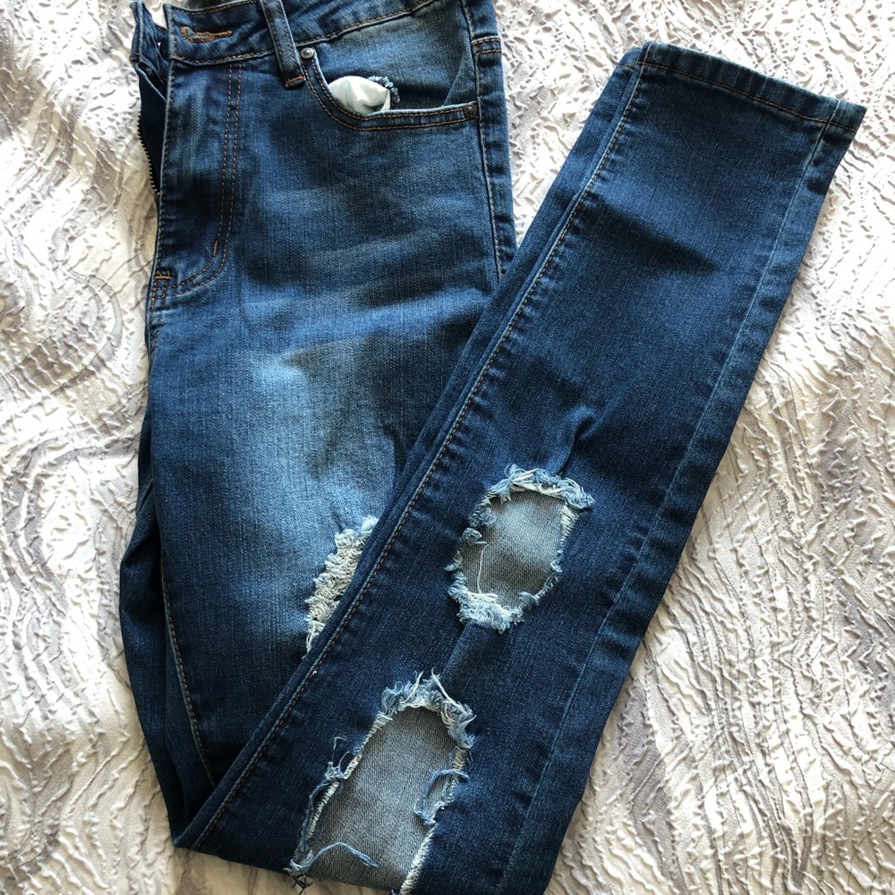 Distressed stretchy jeans